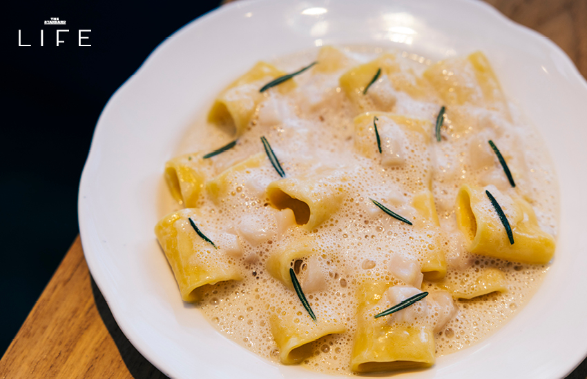 ภาพเชฟ Wilfrid Hocquet อธิบายแนวคิดอาหาร Smoked & Grill สำหรับร้าน Felix 6