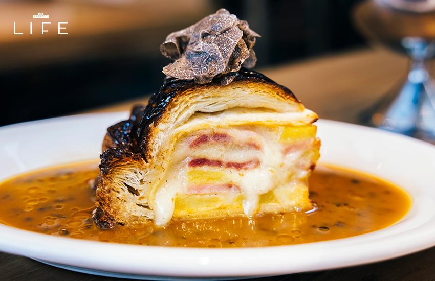 ภาพเชฟ Wilfrid Hocquet อธิบายแนวคิดอาหาร Smoked & Grill สำหรับร้าน Felix 7