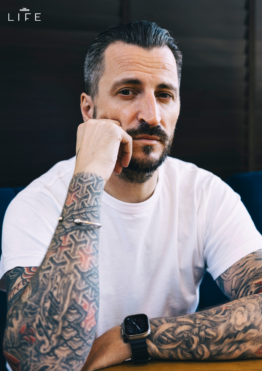 ภาพเชฟ Wilfrid Hocquet อธิบายแนวคิดอาหาร Smoked & Grill สำหรับร้าน Felix 8