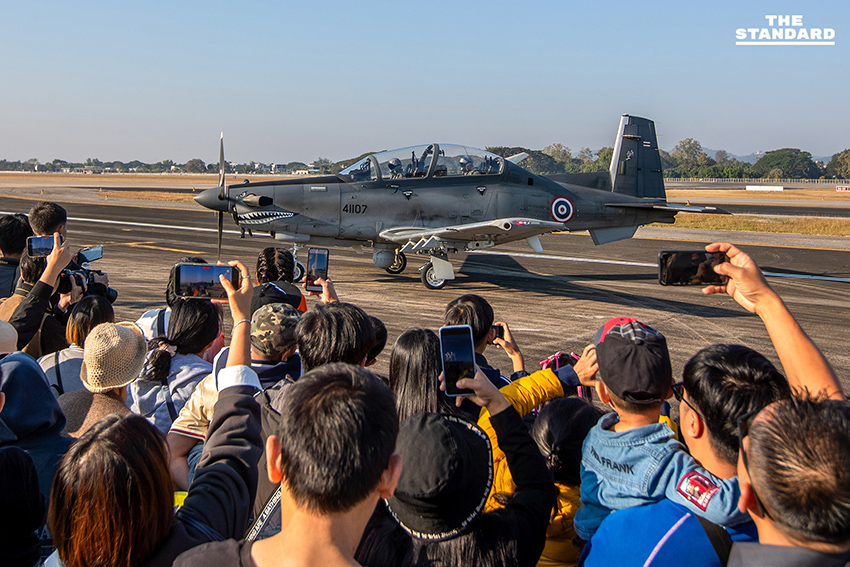 กองบิน 41 จัดงานวันเด็ก เชียงใหม่ 2569 เยาวชนแห่ร่วมกิจกรรมโชว์เครื่องบิน AT-6TH ทำจราจรติดขัด 1