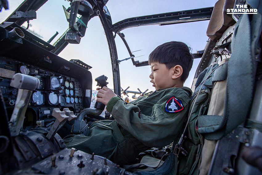 กองบิน 41 จัดงานวันเด็ก เชียงใหม่ 2569 เยาวชนแห่ร่วมกิจกรรมโชว์เครื่องบิน AT-6TH ทำจราจรติดขัด 2