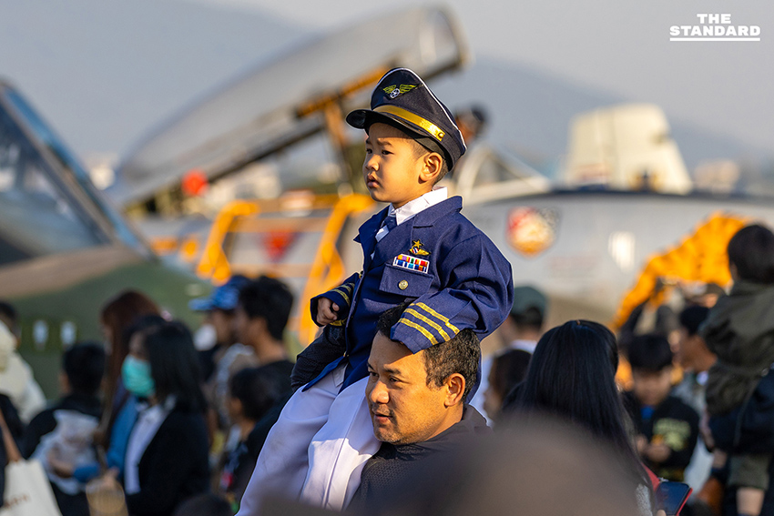 กองบิน 41 จัดงานวันเด็ก เชียงใหม่ 2569 เยาวชนแห่ร่วมกิจกรรมโชว์เครื่องบิน AT-6TH ทำจราจรติดขัด 6