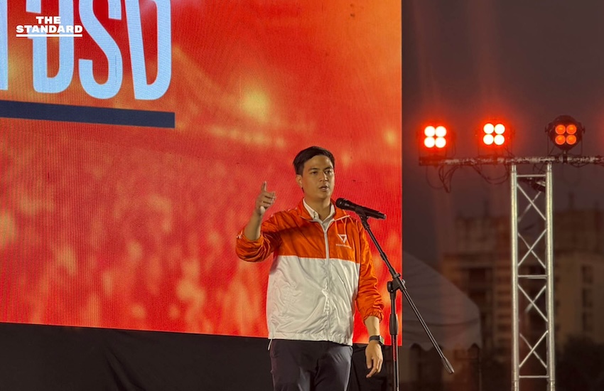 วิโรจน์ ลักขณาอดิศร รองหัวหน้าพรรคประชาชน ปราศรัยบนเวทีหาเสียงที่จังหวัดนนทบุรี พร้อมแกนนำพรรค 4