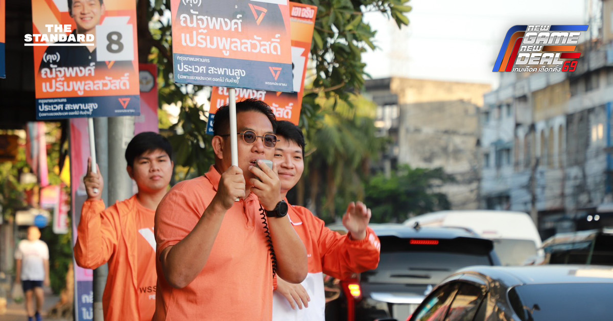 Heres the reformatting of the headline using the specified rule (add a space before proper nouns that follow a verb): The original headline already adheres to this specific rule. The only instance where a proper noun (กทม.) follows a verb (หาเสียง) already has a space. Therefore, no changes are needed based on the given rule. **Original (and reformatted) headline:** วิโรจน์เดินช่วยหาเสียง กทม. ย้ำจุดยืนพรรคเรื่องกองทัพไม่เปลี่ยน มุ่งแก้ทุจริต ช่วยทหารชั้นผู้น้อย