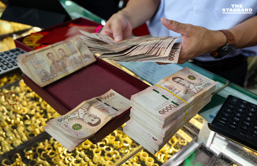 ประชาชนต่อคิวแน่นร้านทองย่านเยาวราช หลังราคาทองคำพุ่งสูง 10