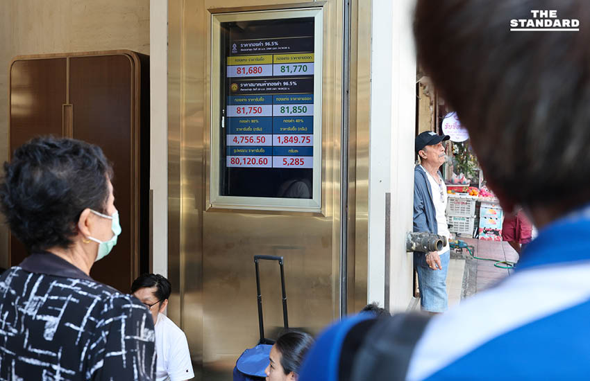 ประชาชนต่อคิวแน่นร้านทองย่านเยาวราช หลังราคาทองคำพุ่งสูง 11