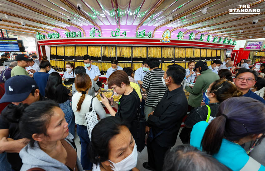 ประชาชนต่อคิวแน่นร้านทองย่านเยาวราช หลังราคาทองคำพุ่งสูง 2