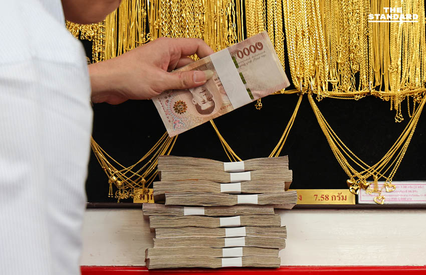 ประชาชนต่อคิวแน่นร้านทองย่านเยาวราช หลังราคาทองคำพุ่งสูง 4