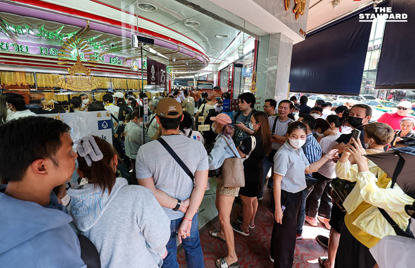 ประชาชนต่อคิวแน่นร้านทองย่านเยาวราช หลังราคาทองคำพุ่งสูง 5