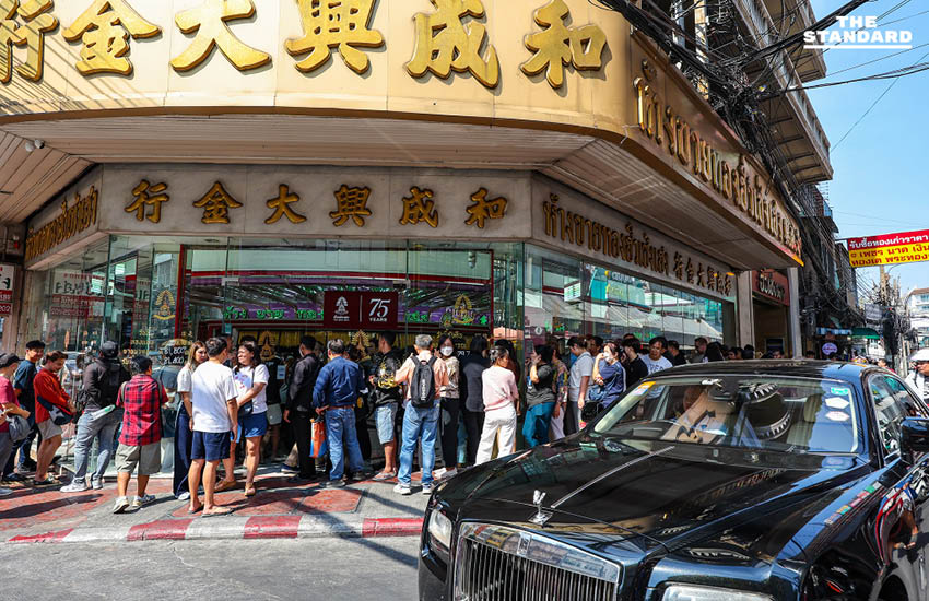 ประชาชนต่อคิวแน่นร้านทองย่านเยาวราช หลังราคาทองคำพุ่งสูง 6