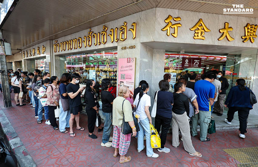 ประชาชนต่อคิวแน่นร้านทองย่านเยาวราช หลังราคาทองคำพุ่งสูง 7
