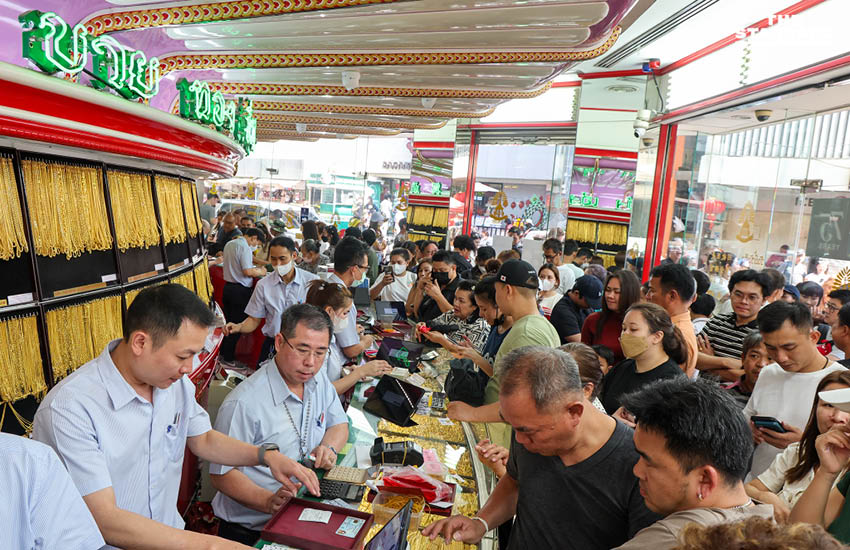 ประชาชนต่อคิวแน่นร้านทองย่านเยาวราช หลังราคาทองคำพุ่งสูง 9