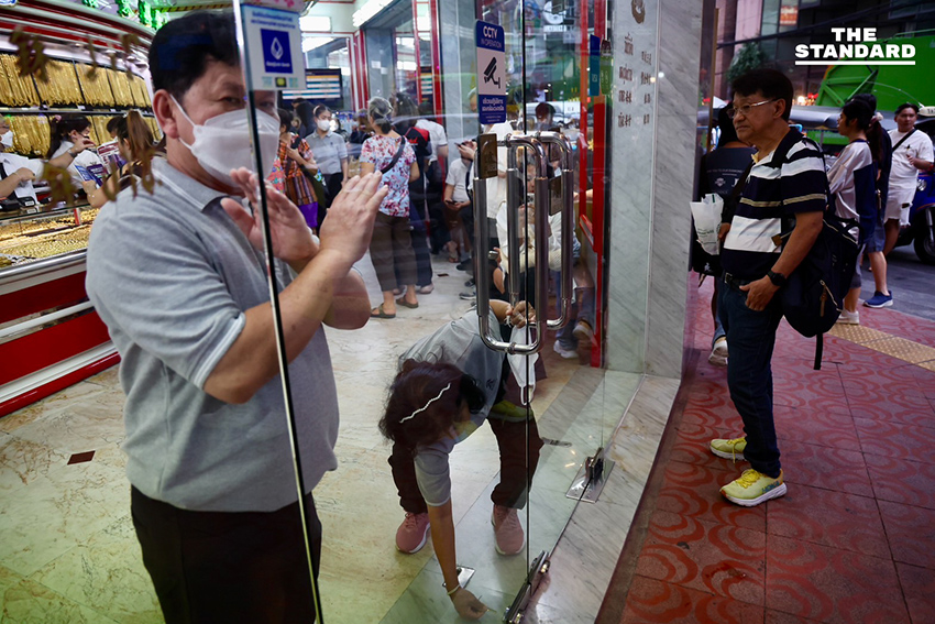 คนแห่เข้า ร้านทอง เยาวราช หลังราคาพุ่งทะลุเกิน 70,000 บาท ผันผวนทั้งวัน 45 ครั้ง 2