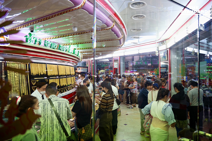 คนแห่เข้า ร้านทอง เยาวราช หลังราคาพุ่งทะลุเกิน 70,000 บาท ผันผวนทั้งวัน 45 ครั้ง 5