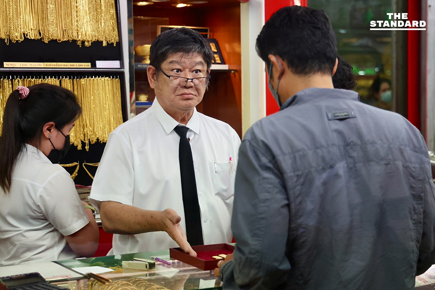 คนแห่เข้า ร้านทอง เยาวราช หลังราคาพุ่งทะลุเกิน 70,000 บาท ผันผวนทั้งวัน 45 ครั้ง 6