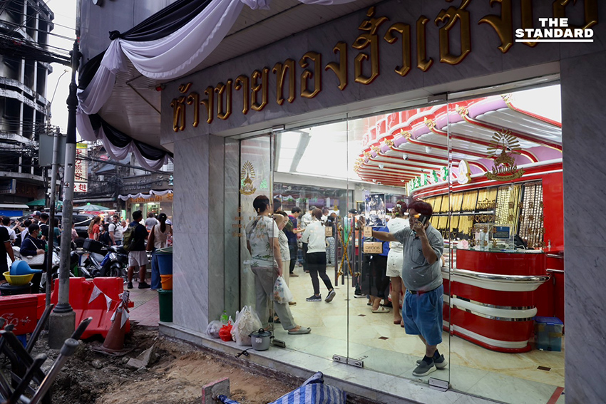 คนแห่เข้า ร้านทอง เยาวราช หลังราคาพุ่งทะลุเกิน 70,000 บาท ผันผวนทั้งวัน 45 ครั้ง 8