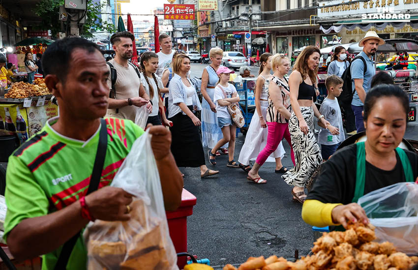 เยาวราชคึกคัก นักท่องเที่ยวแน่นรับต้นปี ไกด์เผยเทรนด์ฮิต ‘นั่งตุ๊กตุ๊ก-ตะลุย มิชลิน’ 10