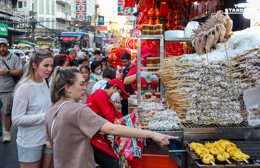 เยาวราชคึกคัก นักท่องเที่ยวแน่นรับต้นปี ไกด์เผยเทรนด์ฮิต ‘นั่งตุ๊กตุ๊ก-ตะลุย มิชลิน’ 11