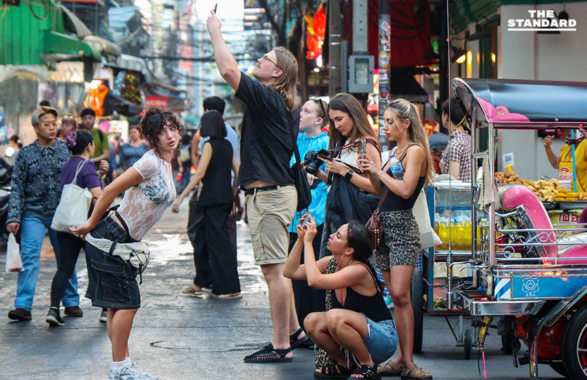 เยาวราชคึกคัก นักท่องเที่ยวแน่นรับต้นปี ไกด์เผยเทรนด์ฮิต ‘นั่งตุ๊กตุ๊ก-ตะลุย มิชลิน’ 14