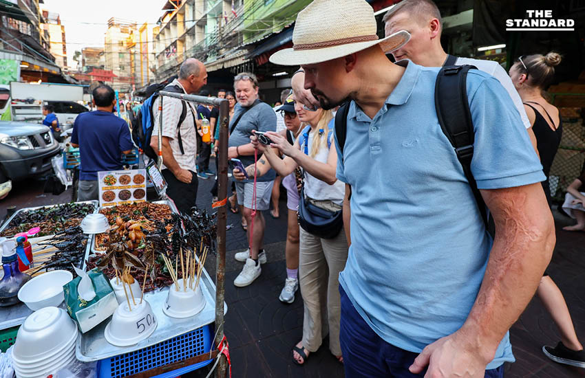 เยาวราชคึกคัก นักท่องเที่ยวแน่นรับต้นปี ไกด์เผยเทรนด์ฮิต ‘นั่งตุ๊กตุ๊ก-ตะลุย มิชลิน’ 15