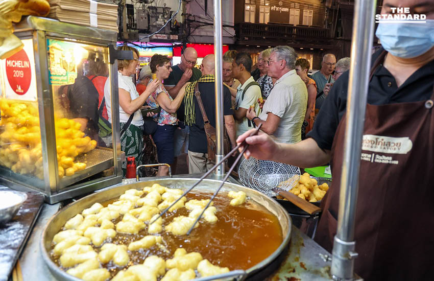 เยาวราชคึกคัก นักท่องเที่ยวแน่นรับต้นปี ไกด์เผยเทรนด์ฮิต ‘นั่งตุ๊กตุ๊ก-ตะลุย มิชลิน’ 2