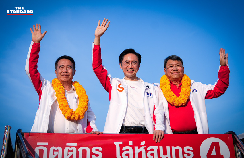 รูป ศ.ดร.ยศชนัน วงศ์สวัสดิ์ กำลังปราศรัยหาเสียงในภาคเหนือ พร้อมด้วยผู้สมัคร สส. และประชาชนจำนวนมากมาร่วมรับฟัง โดยมีนโยบายแก้หนี้และส่งเสริมสินค้าเกษตร เช่น ทุเรียนและเซรามิก 1