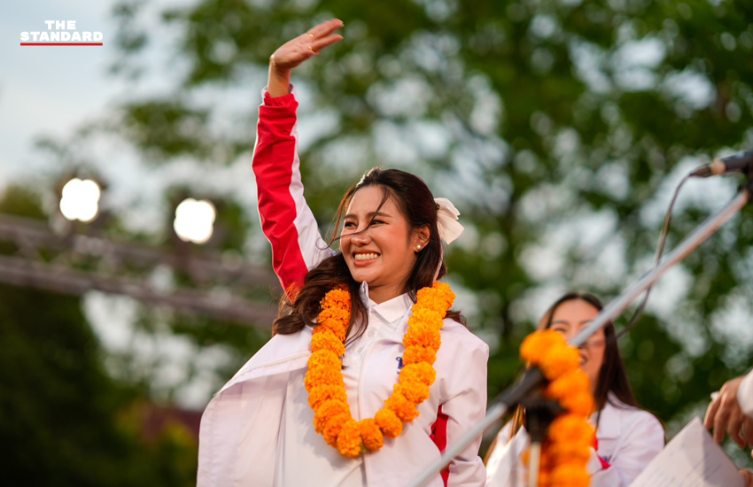 รูป ศ.ดร.ยศชนัน วงศ์สวัสดิ์ กำลังปราศรัยหาเสียงในภาคเหนือ พร้อมด้วยผู้สมัคร สส. และประชาชนจำนวนมากมาร่วมรับฟัง โดยมีนโยบายแก้หนี้และส่งเสริมสินค้าเกษตร เช่น ทุเรียนและเซรามิก 10