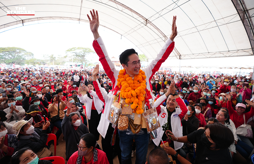 รูป ศ.ดร.ยศชนัน วงศ์สวัสดิ์ กำลังปราศรัยหาเสียงในภาคเหนือ พร้อมด้วยผู้สมัคร สส. และประชาชนจำนวนมากมาร่วมรับฟัง โดยมีนโยบายแก้หนี้และส่งเสริมสินค้าเกษตร เช่น ทุเรียนและเซรามิก 11