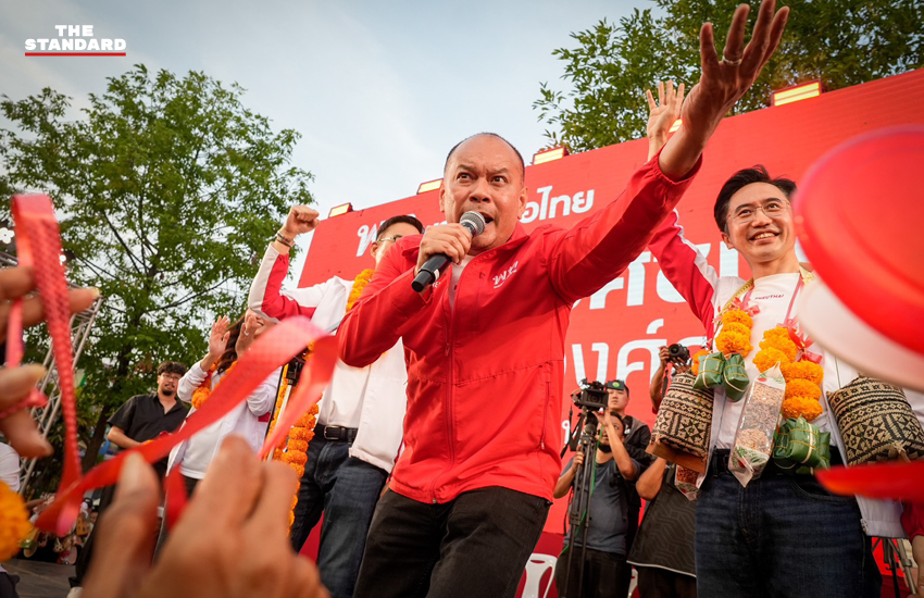 รูป ศ.ดร.ยศชนัน วงศ์สวัสดิ์ กำลังปราศรัยหาเสียงในภาคเหนือ พร้อมด้วยผู้สมัคร สส. และประชาชนจำนวนมากมาร่วมรับฟัง โดยมีนโยบายแก้หนี้และส่งเสริมสินค้าเกษตร เช่น ทุเรียนและเซรามิก 2