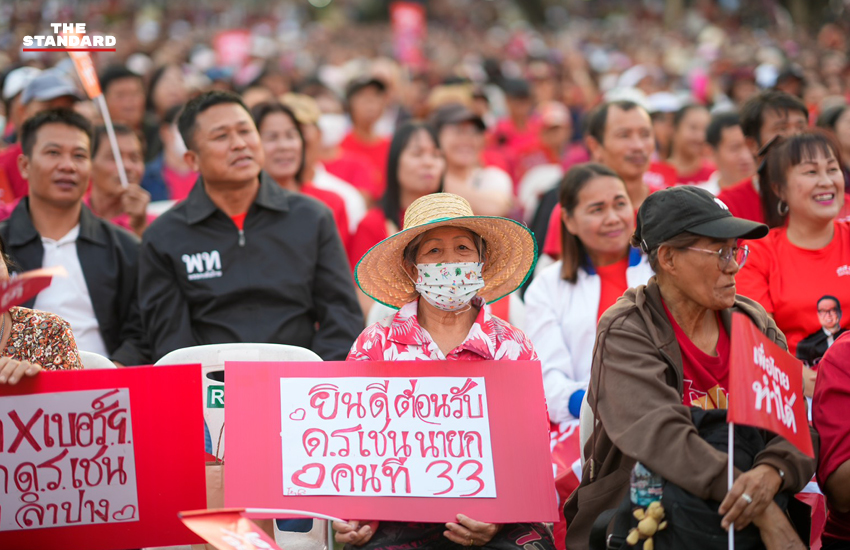 รูป ศ.ดร.ยศชนัน วงศ์สวัสดิ์ กำลังปราศรัยหาเสียงในภาคเหนือ พร้อมด้วยผู้สมัคร สส. และประชาชนจำนวนมากมาร่วมรับฟัง โดยมีนโยบายแก้หนี้และส่งเสริมสินค้าเกษตร เช่น ทุเรียนและเซรามิก 3