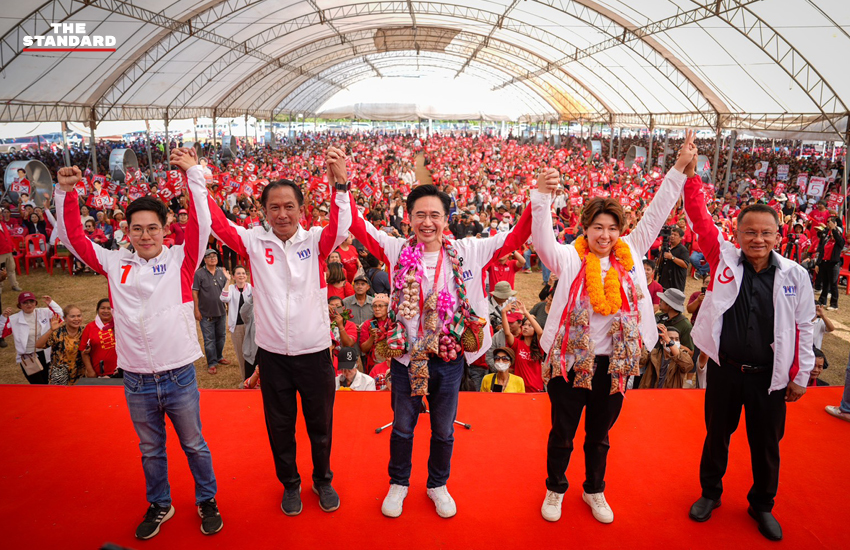 รูป ศ.ดร.ยศชนัน วงศ์สวัสดิ์ กำลังปราศรัยหาเสียงในภาคเหนือ พร้อมด้วยผู้สมัคร สส. และประชาชนจำนวนมากมาร่วมรับฟัง โดยมีนโยบายแก้หนี้และส่งเสริมสินค้าเกษตร เช่น ทุเรียนและเซรามิก 4