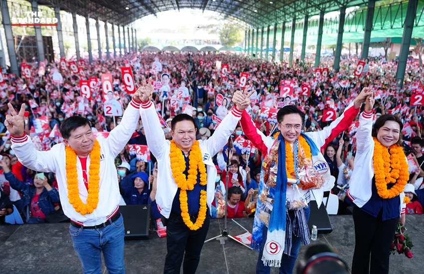รูป ศ.ดร.ยศชนัน วงศ์สวัสดิ์ กำลังปราศรัยหาเสียงในภาคเหนือ พร้อมด้วยผู้สมัคร สส. และประชาชนจำนวนมากมาร่วมรับฟัง โดยมีนโยบายแก้หนี้และส่งเสริมสินค้าเกษตร เช่น ทุเรียนและเซรามิก 6