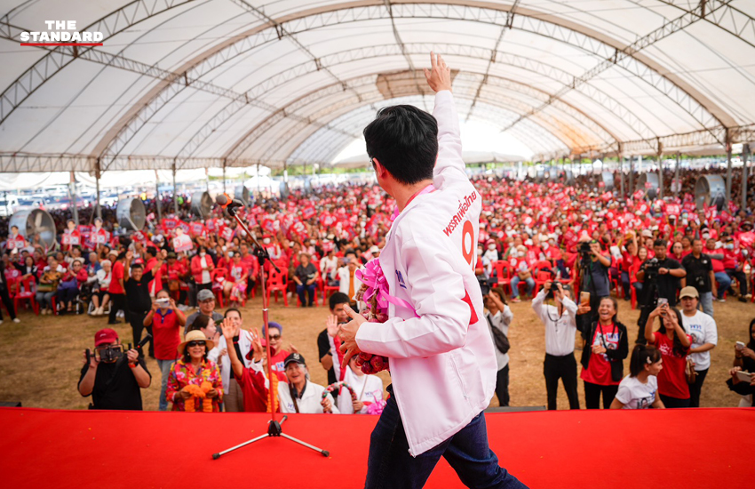 รูป ศ.ดร.ยศชนัน วงศ์สวัสดิ์ กำลังปราศรัยหาเสียงในภาคเหนือ พร้อมด้วยผู้สมัคร สส. และประชาชนจำนวนมากมาร่วมรับฟัง โดยมีนโยบายแก้หนี้และส่งเสริมสินค้าเกษตร เช่น ทุเรียนและเซรามิก 7