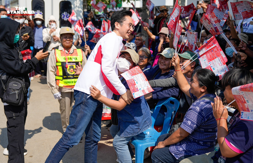 รูป ศ.ดร.ยศชนัน วงศ์สวัสดิ์ กำลังปราศรัยหาเสียงในภาคเหนือ พร้อมด้วยผู้สมัคร สส. และประชาชนจำนวนมากมาร่วมรับฟัง โดยมีนโยบายแก้หนี้และส่งเสริมสินค้าเกษตร เช่น ทุเรียนและเซรามิก 8