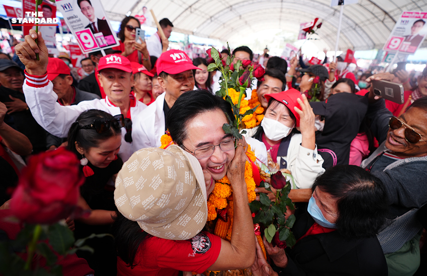 รูป ศ.ดร.ยศชนัน วงศ์สวัสดิ์ กำลังปราศรัยหาเสียงในภาคเหนือ พร้อมด้วยผู้สมัคร สส. และประชาชนจำนวนมากมาร่วมรับฟัง โดยมีนโยบายแก้หนี้และส่งเสริมสินค้าเกษตร เช่น ทุเรียนและเซรามิก 9