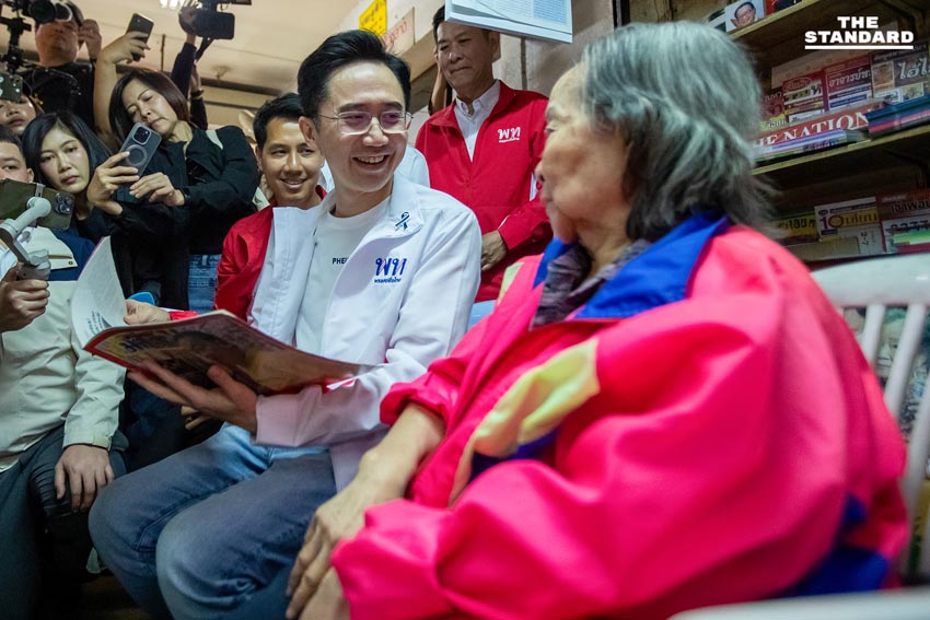 ยศชนันเดินหาเสียง ตลาดวโรรส แวะทัก ป้าอรุณศรี ร้านหนังสือพิมพ์เก่าแก่แฟนคลับ ทักษิณ ขณะพ่อค้าแม่ค้าต้อนรับคึกคัก 2