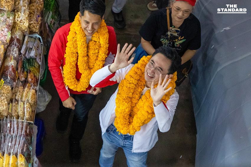 ยศชนันเดินหาเสียง ตลาดวโรรส แวะทัก ป้าอรุณศรี ร้านหนังสือพิมพ์เก่าแก่แฟนคลับ ทักษิณ ขณะพ่อค้าแม่ค้าต้อนรับคึกคัก 3