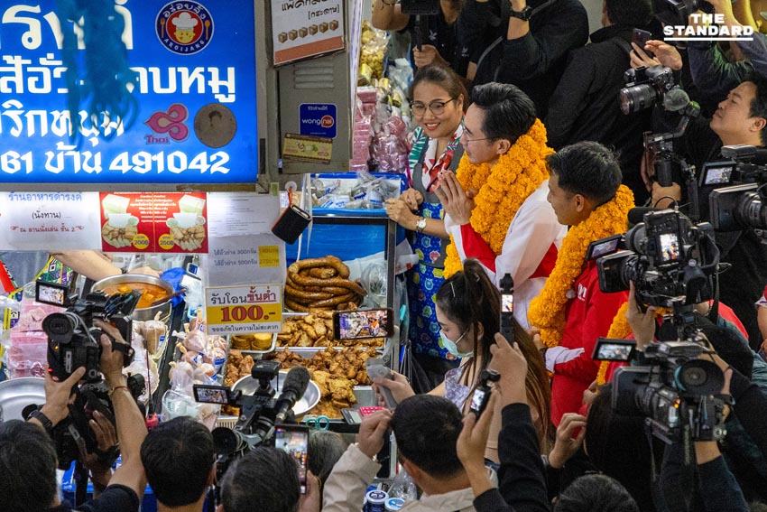ยศชนันเดินหาเสียง ตลาดวโรรส แวะทัก ป้าอรุณศรี ร้านหนังสือพิมพ์เก่าแก่แฟนคลับ ทักษิณ ขณะพ่อค้าแม่ค้าต้อนรับคึกคัก 4
