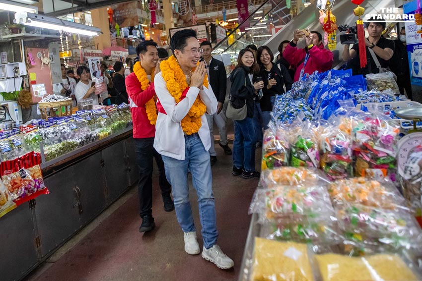 ยศชนันเดินหาเสียง ตลาดวโรรส แวะทัก ป้าอรุณศรี ร้านหนังสือพิมพ์เก่าแก่แฟนคลับ ทักษิณ ขณะพ่อค้าแม่ค้าต้อนรับคึกคัก 5
