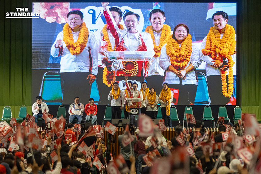 ศ.ดร.ยศชนัน วงศ์สวัสดิ์ และ จุลพันธ์ อมรวิวัฒน์ หัวหน้าพรรคเพื่อไทย ปราศรัยหาเสียงต่อหน้าประชาชนจำนวนมากในจังหวัดเชียงใหม่ 11
