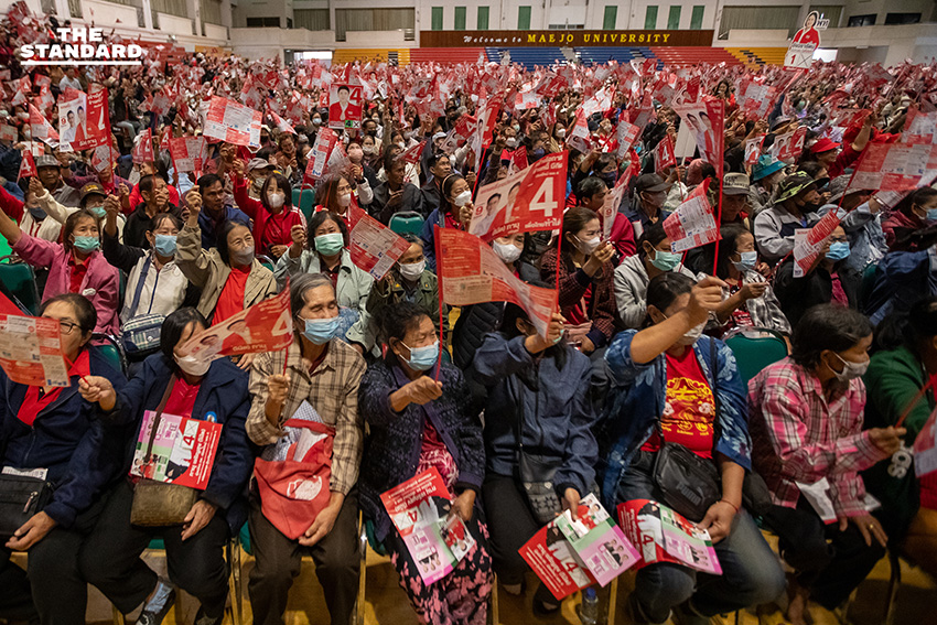 ศ.ดร.ยศชนัน วงศ์สวัสดิ์ และ จุลพันธ์ อมรวิวัฒน์ หัวหน้าพรรคเพื่อไทย ปราศรัยหาเสียงต่อหน้าประชาชนจำนวนมากในจังหวัดเชียงใหม่ 12