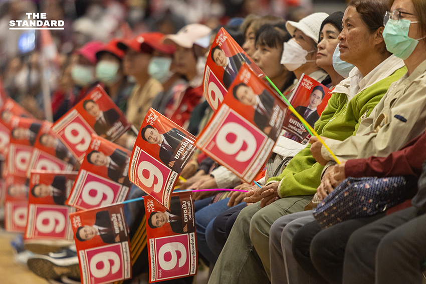 ศ.ดร.ยศชนัน วงศ์สวัสดิ์ และ จุลพันธ์ อมรวิวัฒน์ หัวหน้าพรรคเพื่อไทย ปราศรัยหาเสียงต่อหน้าประชาชนจำนวนมากในจังหวัดเชียงใหม่ 13