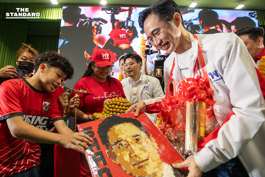 ศ.ดร.ยศชนัน วงศ์สวัสดิ์ และ จุลพันธ์ อมรวิวัฒน์ หัวหน้าพรรคเพื่อไทย ปราศรัยหาเสียงต่อหน้าประชาชนจำนวนมากในจังหวัดเชียงใหม่ 9