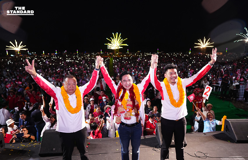 ศ.ดร.ยศชนัน วงศ์สวัสดิ์ แคนดิเดตนายกฯ พรรคเพื่อไทย หาเสียงที่ลพบุรี ท่ามกลางประชาชนมอบพวงมาลัยและตุ๊กตาลิงเป็นสัญลักษณ์ 1