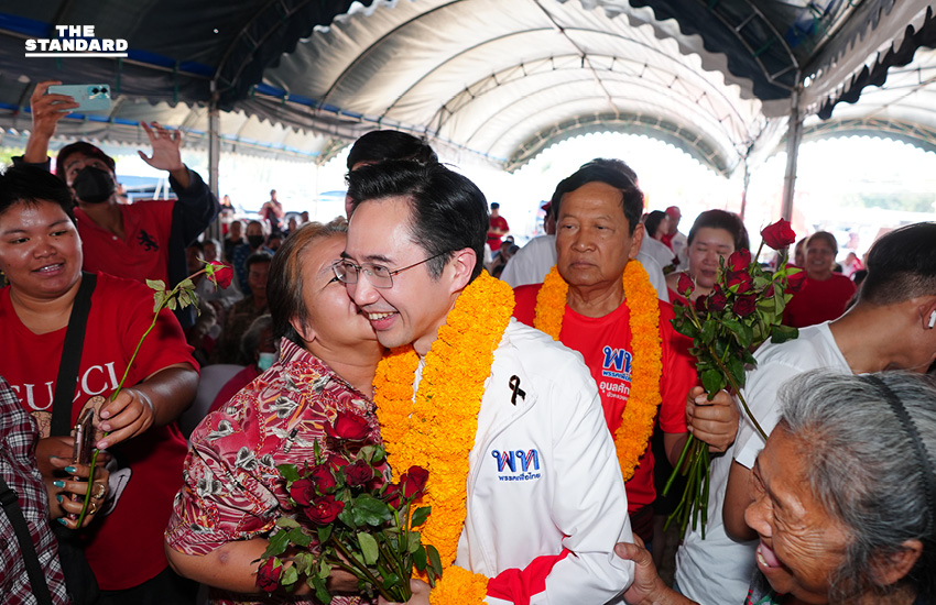 ศ.ดร.ยศชนัน วงศ์สวัสดิ์ แคนดิเดตนายกฯ พรรคเพื่อไทย หาเสียงที่ลพบุรี ท่ามกลางประชาชนมอบพวงมาลัยและตุ๊กตาลิงเป็นสัญลักษณ์ 2