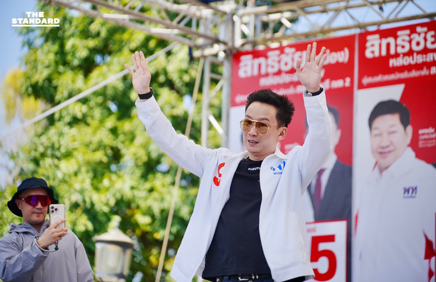 ศ.ดร.ยศชนัน วงศ์สวัสดิ์ แคนดิเดตนายกฯ พรรคเพื่อไทย หาเสียงที่ลพบุรี ท่ามกลางประชาชนมอบพวงมาลัยและตุ๊กตาลิงเป็นสัญลักษณ์ 5