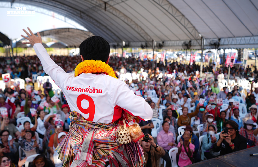 ศ.ดร.ยศชนัน วงศ์สวัสดิ์ แคนดิเดตนายกฯ พรรคเพื่อไทย หาเสียงที่ลพบุรี ท่ามกลางประชาชนมอบพวงมาลัยและตุ๊กตาลิงเป็นสัญลักษณ์ 6
