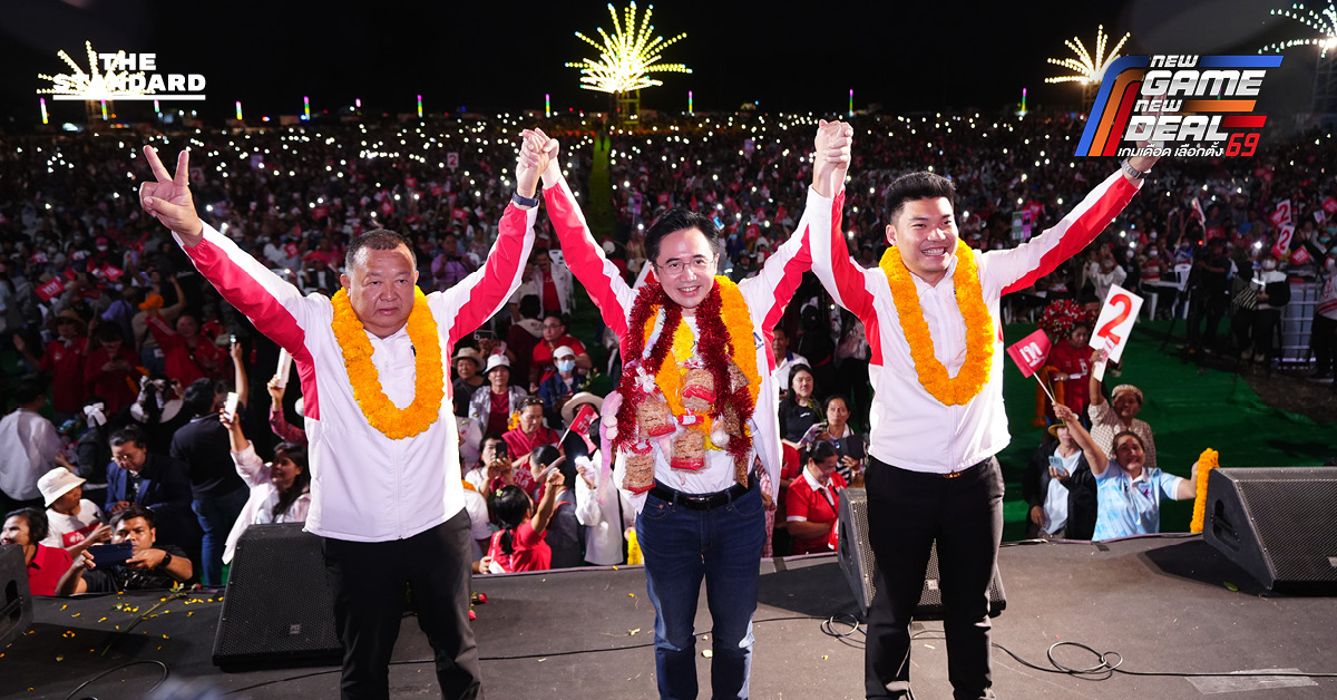 ศ.ดร.ยศชนัน วงศ์สวัสดิ์ แคนดิเดตนายกฯ พรรคเพื่อไทย หาเสียงที่ลพบุรี ท่ามกลางประชาชนมอบพวงมาลัยและตุ๊กตาลิงเป็นสัญลักษณ์