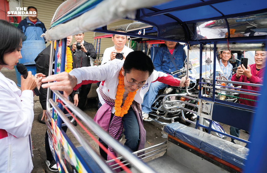 ศ.ดร.ยศชนัน วงศ์สวัสดิ์ แคนดิเดตนายกฯ เพื่อไทย พบปะประชาชนที่ตลาดหนองคาย