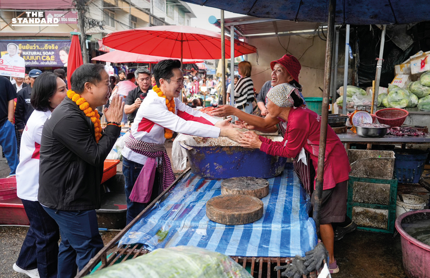 ศ.ดร.ยศชนัน วงศ์สวัสดิ์ แคนดิเดตนายกฯ เพื่อไทย พบปะประชาชนที่ตลาดหนองคาย